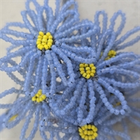 mangebladet-glasperleblomst-lyseblå-gul-midte-gammel-fransk-håndarbejde